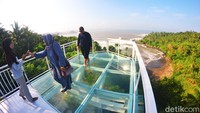 Teras kaca ini bisa dijadikan tempat berfoto dengan latar belakang pantai Karapyak yang indah. Tak sedikit pengunjung yang pada awalnya merasa ngeri melintas di teras kaca. (Faizal Amiruddin/detikcom)