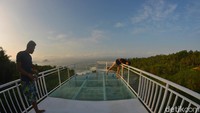 Pasti foto Instagrammu akan keren dan berbeda kalau diambil di Teras Kaca Pangandaran ini. Mau coba? (Faizal Amiruddin/detikcom)