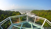 Sebelah kiri terlihat pemandangan pulau Nusakambangan. Sementara di kanan bukit karang indah yang tak henti dihempas gelombang. (Faizal Amiruddin/detikcom)