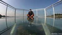 Saat melakukan foto di atas teras kaca, ada sensasi yang menegangkan akibat teras kaca yang tepat berdiri di pinggir laut. (Faizal Amiruddin/detikcom)