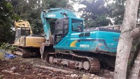 Mereka mengamankan 2 unit ekskavator serta 5 kg contoh batu bara.