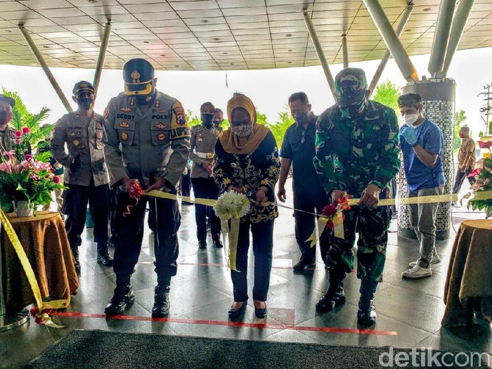 Wali Kota Mojokerto Ika Puspitasari atau Ning Ita bersama Forkopimda membentuk mal tangguh di Jalan Benteng Pancasila. Mal tangguh ini dibentuk sebagai persiapan menghadapi new normal life atau tatanan kehidupan baru yang produktif dan aman dari virus Corona.