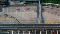 Kereta cepat ini mampu melaju dengan kecepatan 350 km/jam. Perjalanan kereta-langsung dari Jakarta ke Bandung ditempuh 36 menit. Sementara, jika berhenti di setiap stasiun, akan memakan waktu tempuh 45 menit. (Keterangan dikutip dari Instagram Wijaya Karya). Pool/Wijaya Karya.