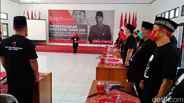 Pengurus dan kader PDIP Kendal di acara Peringatan Haul Bung Karno di kantor DPC PDIP Kendal, Sabtu (27/6/2020)