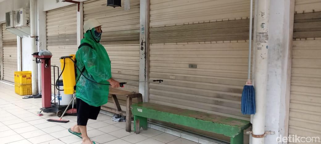 Penyemprotan disinfektan di Pasar Gembrong