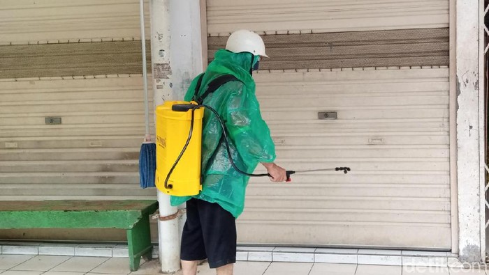 Penyemprotan disinfektan di Pasar Gembrong