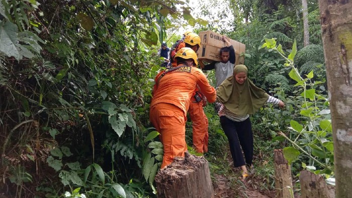 Petugas evakuasi warga dari area longsor di Palopo