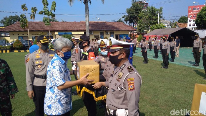 Polisi cirebon berikan bantuan pada keluarga napi teroris