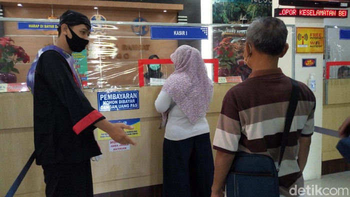 Ada yang menarik di Kantor Samsat Ponorogo. Warga yang ingin perpanjangan STNK atau membayar pajak kendaraan dilayani polisi berpakaian warok.