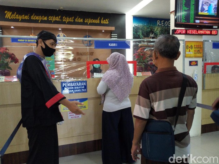 Ada yang menarik di Kantor Samsat Ponorogo. Warga yang ingin perpanjangan STNK atau membayar pajak kendaraan dilayani polisi berpakaian warok.