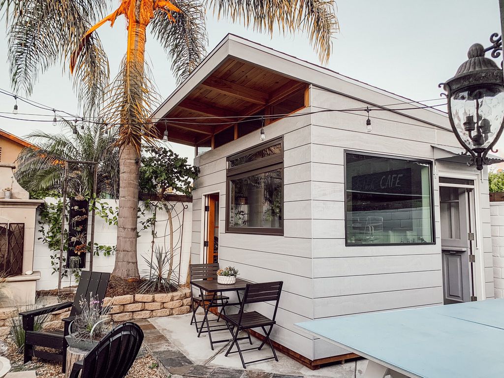 Pria bikin coffee shop sendiri di rumah