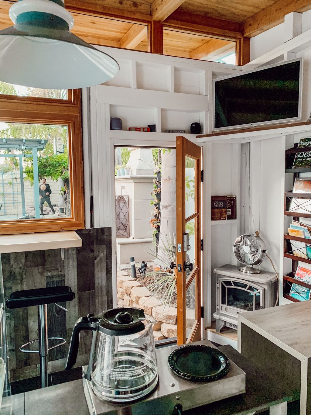 Pria bikin coffee shop sendiri di rumah
