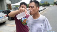 Pada 2016, Jin Jiangwei dan saudaranya membuka toko online untuk menjual kaus kaki. Jin bertanggung jawab atas perencanaan toko dan layanan pelanggan.