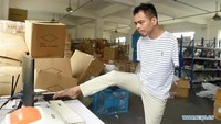 Setelah bertahun-tahun berlatih, Jin kini dapat mengetik dengan kakinya secepat orang normal.