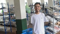 Jin Jiangwei sedang di gudang toko online miliknya di Kota Zhuji, Provinsi Zhejiang China timur. 