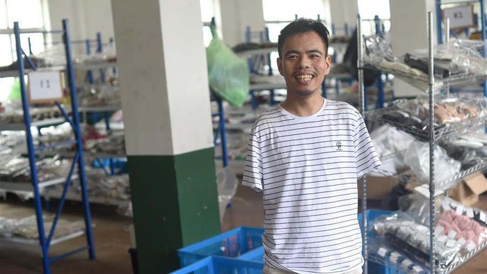 Pria Tanpa Tangan yang Toko Onlinenya Beromset Rp 2 Miliar Disabilitas tidak menjadi halangan bagi Jin Jiangwei menjadi pengusaha. Meski tanpa tangan sejak usia 5 tahun, tapi dia berhasil mendirikan sebuah toko online beromset miliaran.