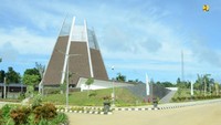 Sebelumnya Kementerian PUPR melalui Ditjen Cipta Karya telah menyelesaikan pembangunan tahap 1 PLBN Terpadu Skouw yang difokuskan pada Zona Inti seluas 10,7 Ha dengan luas total bangunan 4.761 m2. Pool/Kementerian PUPR.