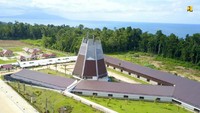 Pembangunannya meliputi bangunan utama PLBN, bangunan pemeriksaan kargo terpadu, Utilitas, keberangkatan dan kedatangan (check point), klinik, car wash, gudang sita, jembatan timbang, koridor pejalan kaki, serta gerbang dan Monumen Lintas Batas Negara (TASBARA). Pool/Kementerian PUPR.
