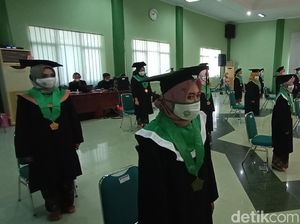 Unik! Mahasiswa UNS Wisuda Drive Thru Pakai Andong-Mobil Listrik