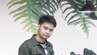 Sementara itu, pose Reza SMASH kala berada di kafe selalu berhasil memukau para penggemarnya yang ia beri sebutan Rezalways. Foto: Instagram @mrezanugrah