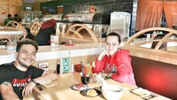 Ini adalah kenangan makan sushi bersama antara Reza SMASH bersama dengan Fabiola Elizabeth Agnes yang kini telah menjadi mantan istrinya. Foto: Instagram @mrezanugrah