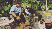 Saat di kafe, Reza SMASH juga selalu mengabadikan momen dengan berfoto sambil memarkan outfitnya yang kekinian. Foto: Instagram @mrezanugrah