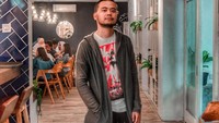 Reza SMASH memang sering menghabiskan waktu di kafe, lantaran dirinya sering diundang sebagai DJ di kafe-kafe. Foto: Instagram @mrezanugrah