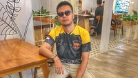 Begitu pun dengan pose Reza SMASH yang satu ini lengkap dengan sunglasses saat nongkrong di kafeFoto: Instagram @mrezanugrah