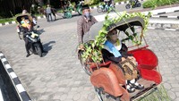 Perwakilan wisudawan Universitas Sebelas Maret (UNS) mengendarai transportasi ramah lingkungan saat mengikuti prosesi acara Wisuda Luring dan Daring secara Drive Thru di kampus setempat, Solo, Jawa Tengah, Sabtu (27/6/2020). Wisuda dengan konsep drive thru tersebut digelar UNS sebagai bentuk kreatifitas adaptasi kampus setempat dalam situasi normal baru ditengah Pandemi COVID-19.