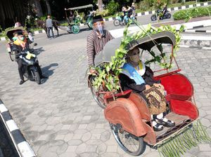 Salut! Mahasiswi Ini Wisuda Drive Thru Pakai Becak