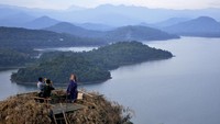 Bukit Indah Beroanging menjadi salah satu destinasi wisata alam yang dikelola oleh warga setempat yang menawarkan keindahan danau, pulau, pegunungan dan sejumlah lokasi untuk berfoto.