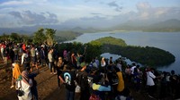 Selain Bukit Indah Beroanging, ada juga wisata alam Bukit Bollangi di Desa Timbuseng, Kabupaten Gowa, Sulawesi Selatan.