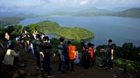 Pengunjung menikmati suasana alam Bukit Bollangi di Desa Timbuseng, Kabupaten Gowa, Sulawesi Selatan, Kamis (11/6/2020) lalu.