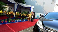 Yayasan dan pihak sekolah melakukan wisuda dengan cara drive thru.