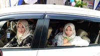 Yakni murid turun dari mobil lalu mengalungkan medali sendiri.
