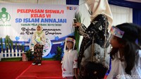 Siswa dan pengantar juga diwajibkan memakai masker dan menerapkan protokol kesehatan.