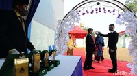 Mereka juga diukur suhu tubuhnya saat tiba di lokasi wisuda.