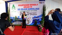 Wisuda dilakukan dengan jadwal khusus dan dilakukan selama dua hari untuk menghindari kerumunan.