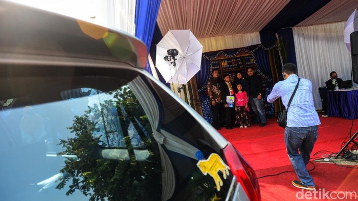 Semangat New Normal, Wisuda SD Dilakukan Drive Thru SD Islam Annajah di Jl.Ciledug Raya, menggelar wisuda kelulusan dengan cara drive thru. Yakni siswa turun dari mobil lalu mengalungkan medali sendiri.