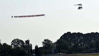 Sosialisasi tersebut, kata Ambar dengan melaksanakan banner flight. Di mana satu unit pesawat trike terbang sembari membawa banner berukuran besar. Pool/Pentak Lanud Adi Sucipto.