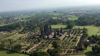 Adapun rute banner flight itu menempuh rute Candi Prambanan, Monumen Jogja Kembali, Kota Yogyakarta, Bantul dan kembali mendarat di Lanud Adisutjipto. Pool/Pentak Lanud Adi Sucipto.