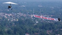 Pangkalan TNI Angkatan Udara (Lanud) Adisutjipto bersama Jogja Flying Club dari Federasi Aerosport Indonesia (FASI) Daerah Istimewa Yogyakarta (DIY) melakukan sosialisasi new normal dengan cara yang unik. Pool/Pentak Lanud Adi Sucipto.