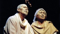 Bersama istrinya, Rangga Riantiarno, keduanya membesarkan Teater Koma. Ini potret keduanya saat menggelar pementasan Tanda Cinta. Foto: Teater Koma