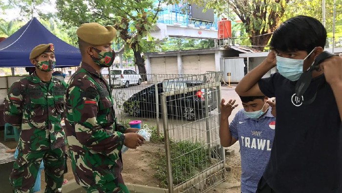 TNI berjaga di Lapangan Karebosi Makassar
