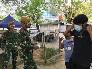 TNI Berjaga di Lapangan Karebosi Makassar, Pastikan Warga Pakai Masker