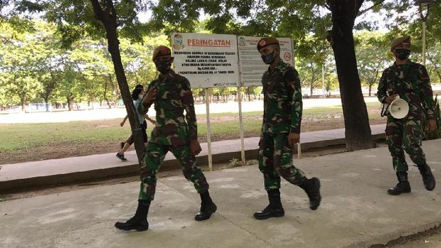 TNI berjaga di Lapangan Karebosi Makassar