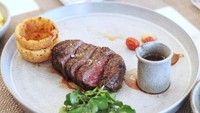Tak hanya itu ada sajian makanan dan minuman yang menggoda selera. (Trans Luxury Hotel)