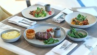 Setelah melewati masa penutupan sementara, The 18th Restaurant and Lounge kembali menghadirkan menu-menu internasional yang inovatif dengan pelayanan terbaiknya. (Trans Luxury Hotel)