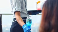 Karyawan yang bertugas dilengkapi dengan masker, sarung tangan, dan face shields. Seluruh karyawan juga dipastikan untuk physical distancing, jadi tamu tidak perlu khawatir. (dok. Trans Luxury Hotel)