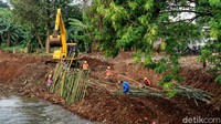 Para pekerja menyelesaikan pekerjaan turap dengan bilah bambu di Kali Pesanggrahan, Tanah Kusir, Jakarta Selatan, Sabtu (27/6/2020). 